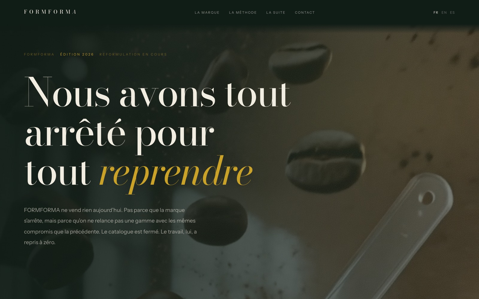 Page d'accueil de FORMFORMA : titre en Bodoni sur une vidéo de matière, navigation trilingue.